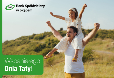 Dziecko na plecach ojca w plenerze, radosne świętowanie Dnia Taty z uśmiechami.